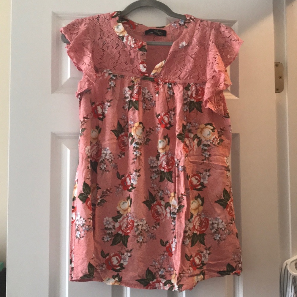 Women’s short sleeve floral and lace top - L